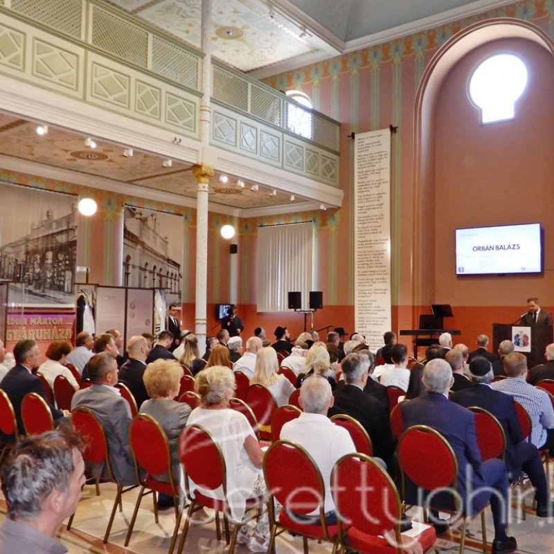 Átadták a felújított zsinagógát 40